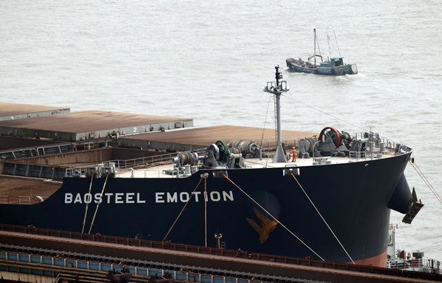 เรือขนส่งสินค้า เป่าสตีล อีโมชั่น (Baosteel Emotion) น้ำหนักรวม 226,434 ตัน จอดอยู่บริเวณท่าเรือในมหานครเซี่ยงไฮ้ เมื่อวันที่ 22 เม.ย. (ภาพ รอยเตอร์ส)