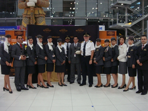 นักบินผู้ช่วยและลูกเรือสายการบิน “เอทิฮัด” เที่ยวบินที่ออกเดินทางจากกรุงเทพฯ ณ วันครบรอบ10 ปีการเปิดเส้นทางบินมายังประเทศไทย ร่วมต้อนรับผู้โดยสารที่สนามบินสุวรรณภูมิ กรุงเทพฯ 