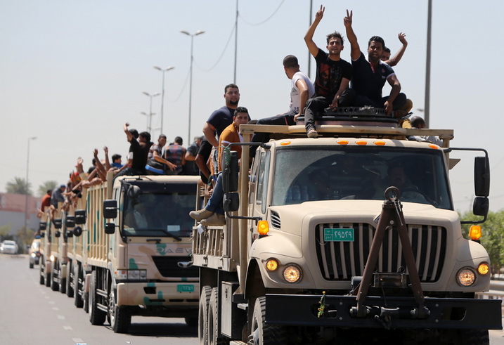 ชายชาวอิรักที่อาสาเข้ามาเป็นกำลังเสริมช่วยต่อสู้กับกลุ่มติดอาวุธ ISIL