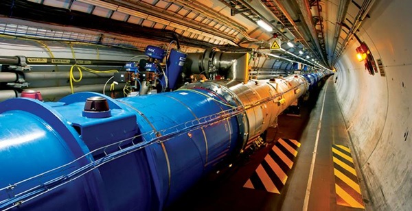 ส่วนนหนึ่งท่อนำอนุภาคยาว 27 กิโลเมตรในอุโมงค์เครื่องเร่งอนุภาคแอลเอชซี