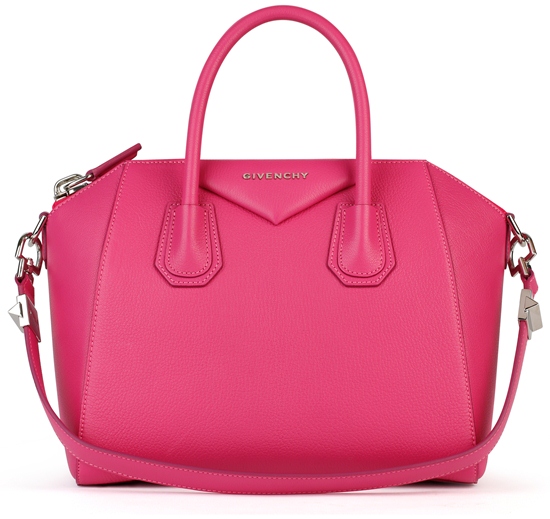 กระเป๋าแอนทิโกน่า (Antigona) สีชมพูฟู ราคา 78,000 บาท จาก Givenchy 