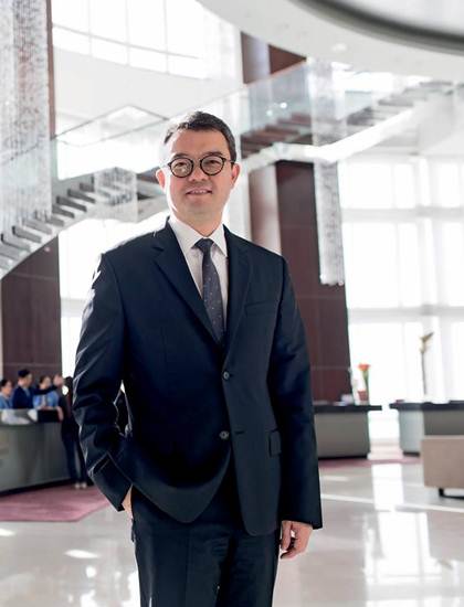 ธีระยุทธ จิราธิวัฒน์ คือ CEO บมจ.โรงแรมเซ็นทรัล พลาซา เจ้าของ Centara Hotels and Resorts ที่บริหารโรงแรม 42 แห่ง ทั้งในไทย มัลดีฟส์ เวียดนาม อินโดนีเซีย ศรีลังกา และมอริเชียส ปีที่แล้ว โรงแรมสร้างรายได้ถึง 7.875 พันล้านบาท คิดเป็น 45% ของรายได้รวมบริษัท