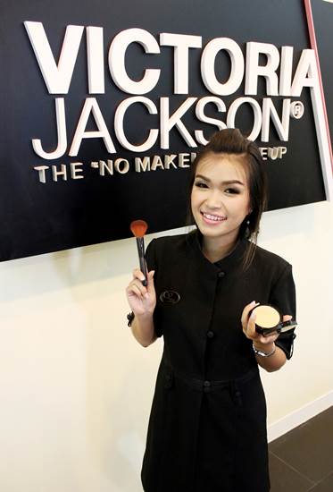 คุณเยาวลักษณ์  รัตนวงค์ปาน Senior MakeUp Director, VICTORIA JACKSON Thailand