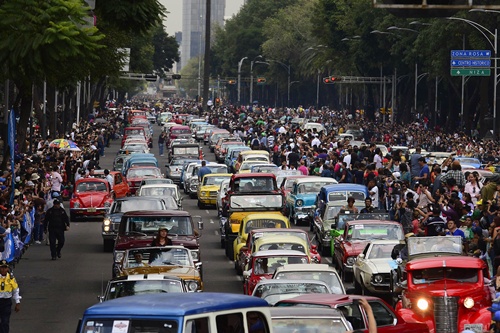 Mexico City, MEXICO: Classic cars take part in a parade during an attempt to get a new Guinness record at Reforma avenue in Mexico City on October 5, 2014. The new Guinness World Record was accomplished with 1,721 classic cars. AFP PHOTO/Alfredo Estrella