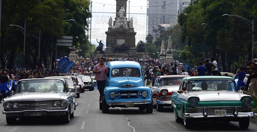 Mexico City, MEXICO: Classic cars take part in a parade during an attempt to get a new Guinness record at Reforma avenue in Mexico City on October 5, 2014. The new Guinness World Record was accomplished with 1,721 classic cars. AFP PHOTO/Alfredo Estrella