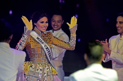 Caracas, VENEZUELA: Miss Universe Gabriela Isler waves during the Miss Venezuela 2014 beauty pageant in Caracas, on August 9, 2014. AFP PHOTO/Federico Parra