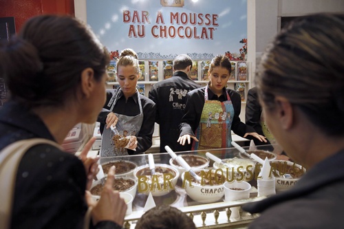 Paris, Paris, FRANCE: Visitors buy chocolate mousse at the Paris Chocolate fair (Salon du Chocolat) on October 29, 2014. AFP PHOTO/Patrick Kovarik