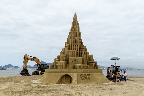 Niteroi, Rio de Janeiro, BRAZIL: View of a 12-meter-high sand castle that aims to be the world highest sand castle in Niteroi, Brazil, on November 11, 2014. The sand castle --created by US artist Rusty Croft on initiative of two US companies attempting to make their brands popular in the Brazilian market-- was made two weeks ago, and will be verified by the official from the Guiness Book of Records on November 12. AFP PHOTO/Yasuyoshi Chiba