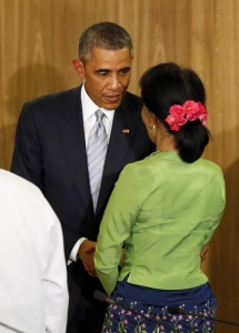 นายบารัค โอบามา ประธานาธิบดีสหรัฐอเมริกา จับมือทักทายนางอองซาน ซู จี ผู้นำพรรคฝ่ายค้านของพม่า (ภาพรอยเตอร์ส)