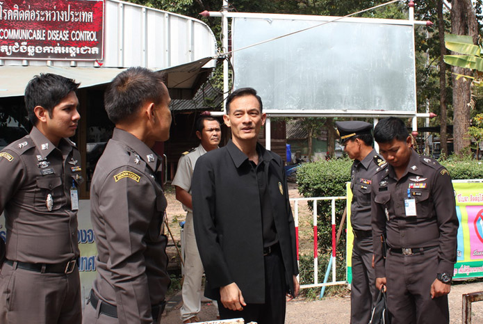 พล.ต.ต.ภาคภูมิ สัจจพันธ์ รองผบช.สตม. ตรวจเยี่ยมและกำชับการปฎิบัติหน้าที่ของตำรวจตรวจคนเข้าเมืองที่ด่านผ่านแดนถาวรไทย-กัมพูชา ช่องจอม-โอร์เสม็ด อ.กาบเชิง จ.สุรินทร์