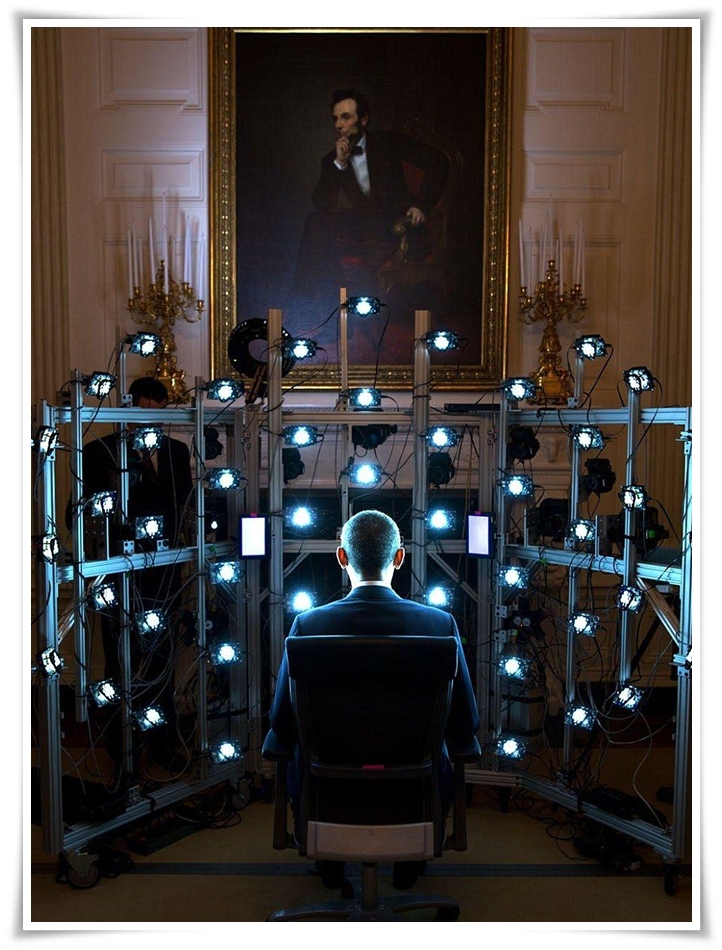 ประธานาธิบดีสหรัฐฯ บารัค โอบามา นั่งเพื่อเป็นการจำลองภาพ 3 มิติที่เป็นผลงานของพิพิธภัณฑ์สมิธโซเนียน ซึ่งมีภาพวาดของอดีตประธานาธิบดีสหรัฐฯ อับราฮัม ลิงคอล์นอยู่เบื้องหน้า