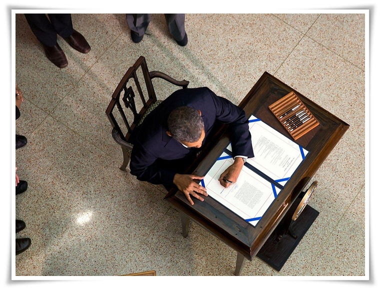 ภาพโดรนวิวแสดงให้เห็ถึง ประธานาธิบดีสหรัฐฯ บารัค โอบามา กำลังลงนามในกฏหมาย Consolidated Appropriations Act 2014 ในเดือนมกราคม 2014