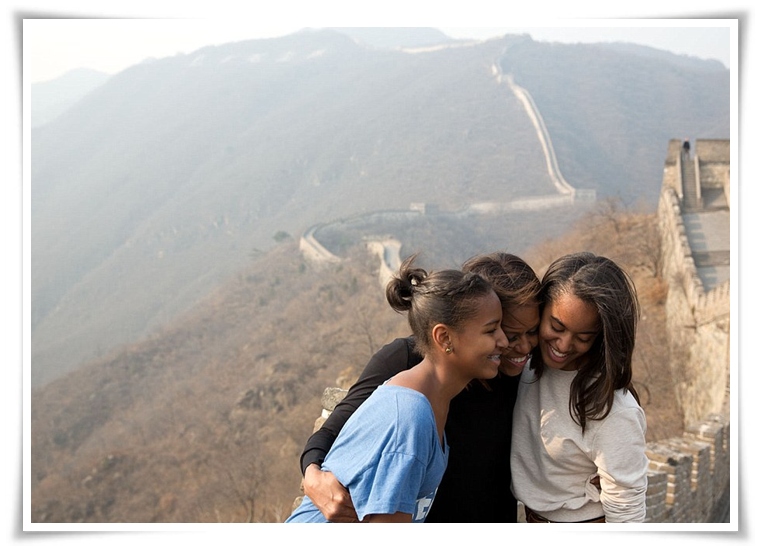 มิเชล โอบามา สุภาพสตรีหมายเลข 1สหรัฐฯ และบุตรสาวทั้งสอง มาเลียและซาชา ในขณะเยือนจีนในปี 2014 