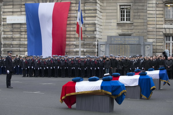 ตำรวจฝรั่งเศสพากันแสดงความเคารพร่างของตำรวจ 3 คน ในพิธีไว้อาลัยระดับชาติซึ่งจัดขึ้นที่ปารีสในวันอังคาร (13) ตำรวจเหล่านี้ซึ่งเป็นชาย 2 หญิง 1 และคนหนึ่งเป็นมุสลิม ได้ถูกสังหารโดยฝีมือของคนร้ายอิสลามิสต์หัวรุนแรงที่ก่อเหตุในสัปดาห์ที่แล้ว 