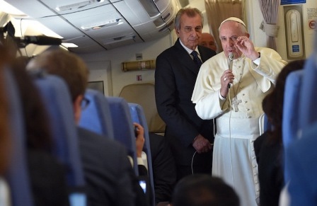 สมเด็จพระสันตะปาปา ฟรานซิส ขณะทรงพูดคุยกับผู้สื่อข่าวบนเครื่องบินระหว่างเที่ยวกลับจากกรุงมานิลาไปกรุงโรม เมื่อวันที่ 19 มกคราคม ปี 2015