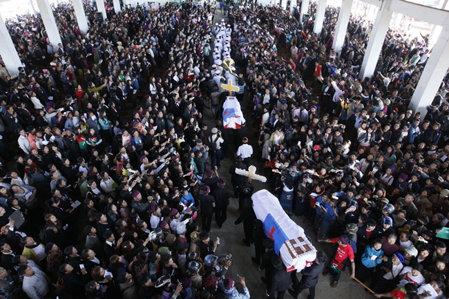 <br><FONT color=#000033>ประชาชนจำนวนมากร่วมงานศพของสองครูสาวในเมืองมิตจีนา ทางภาคเหนือของพม่า วันที่ 23 ม.ค. ทางการพม่าระบุว่าจะเข้าสืบสวนการตายของครูทั้งสองคนที่นักเคลื่อนไหวอ้างว่าถูกทหารของรัฐข่มขืนและสังหาร ท่ามกลางความโกรธแค้นของผู้คนต่อเหตุเสียชีวิตครั้งนี้.-- Agence France-Presse/Hkun Lat.</font></b>