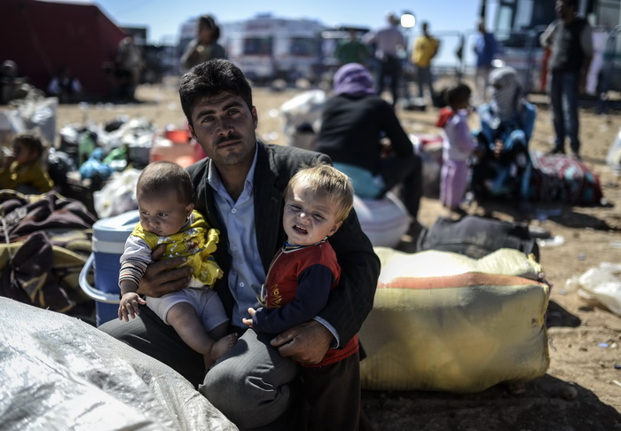 ผู้ลี้ภัยชาวซีเรีย ซึ่งอพยพหนีกลุ่มหัวรุนแรงรัฐอิสลาม ไปพักพิงอยู่ในค่ายบริเวณพรมแดนตุรกี