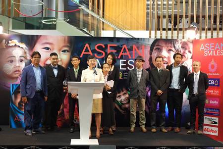 ทีมงานหนังสือ ASEAN SMILES