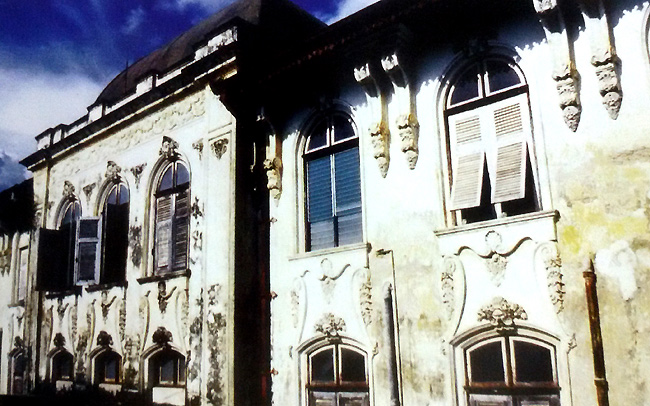 ภาพตึกเจ้าพระยาอภัยภูเบศร ปี 2536 ก่อนการบูรณะ(ภาพจากหนังสือ ตึกเจ้าพระยาอภัยภูเบศร สานปณิธานวิญญาณไท)