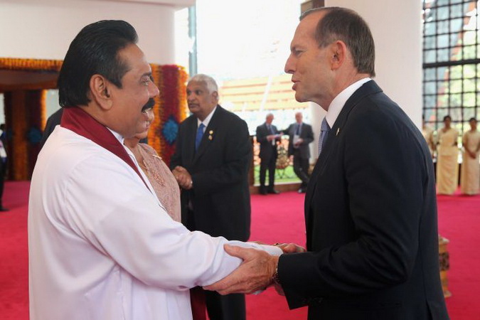 (จากซ้าย) อดีตประธานาธิบดี  มหินทา ราชปักษี แห่งศรีลังกา และนายกรัฐมนตรี โทนี แอบบ็อตต์ แห่งออสเตรเลีย