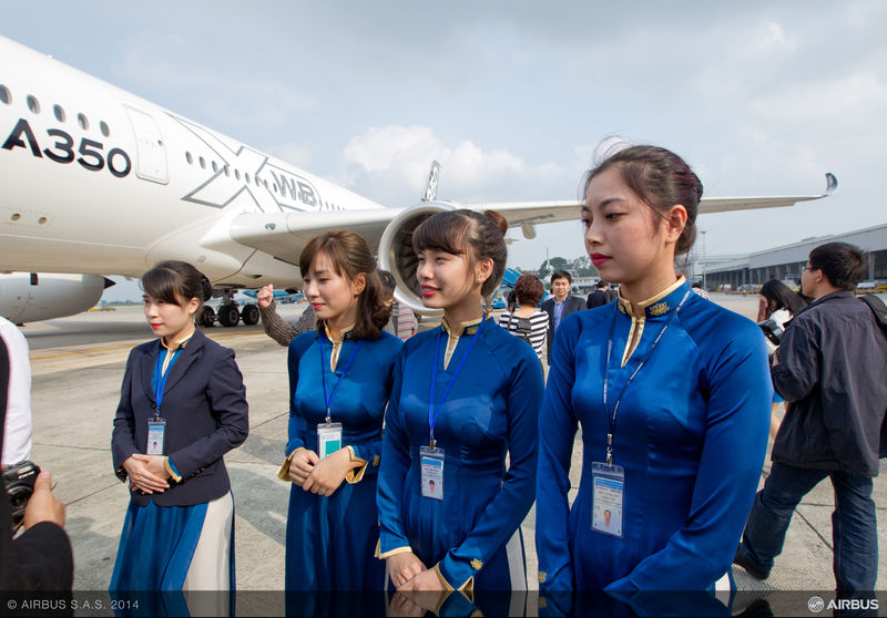 <bR><FONT color=#00003>เครื่องบินโดยสาร   A350-900 จากเมืองตูลูส ประเทศฝรั่งเศส ลงจอดที่ท่าอากาศยานโนยบ่าย กรุงฮานอยเดือน พ.ย.2557 ในการตระเวณเยือน 5 ประเทศเอเชีย คือ เกาหลี ญี่ปุ่น เวียดนาม ไทยและมาเลเซีย แอร์บัสเริ่มส่งมอบให้ลูกค้ารายแรกคือกาตาร์แอร์เวย์สปลายปีที่แล้ว และเวียดนามกำลังจะเป็นลูกค้ารายแรกในย่านเอเชีย ได้รับล็อตแรกในไม่กี่เดือนข้างหน้า. -- ภาพ: Airbus.Com </b>  