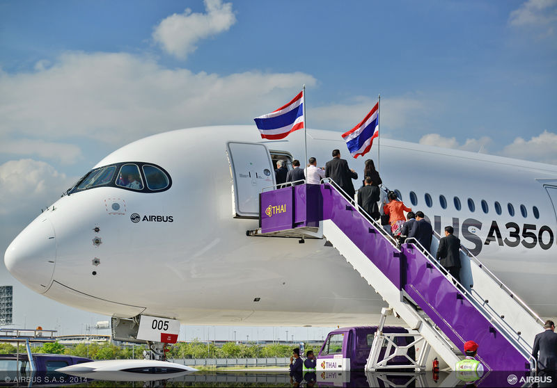 <bR><FONT color=#00003>แอร์บัส  A350-900 ลำเดียวกันจอดที่ท่าอากาศยานสุวรรณภูมิของไทยในเดือน พย. 2557 บริษัทการบินไทยจำกัดมหาชน สั่งซื้อเครื่องบินโดยสารลำตัวกว้างรุ่นนี้เช่นกัน รวมทั้งเคยสั่งซื้อ B787 ก่อนเวียดนาม แต่ได้ยกเลิกไปเนื่องจากปัญหาทางการเงิน ต่อมาได้สั่งซื้อใหม่ ซึ่งจะทำให้ได้รับช้ากว่าเวียดนาม. -- ภาพ: Airbus.Com </b> 