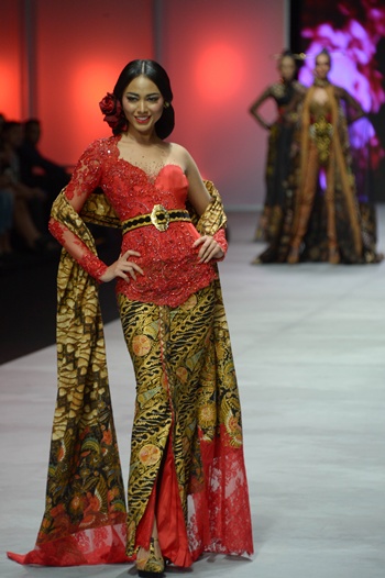 JAKARTA, INDONESIA: A model presents a creation by Indonesian fashion designer Anne Avantie during the 2015 Indonesia Fashion Week in Jakarta on March 1, 2015. Avanties collection was made from batik traditional Indonesian fabric entitled Pasar Klewer Riwayatmoe Kini, collected from the remains Klewer market which burnt down in December 2014. AFP PHOTO/Adek Berry