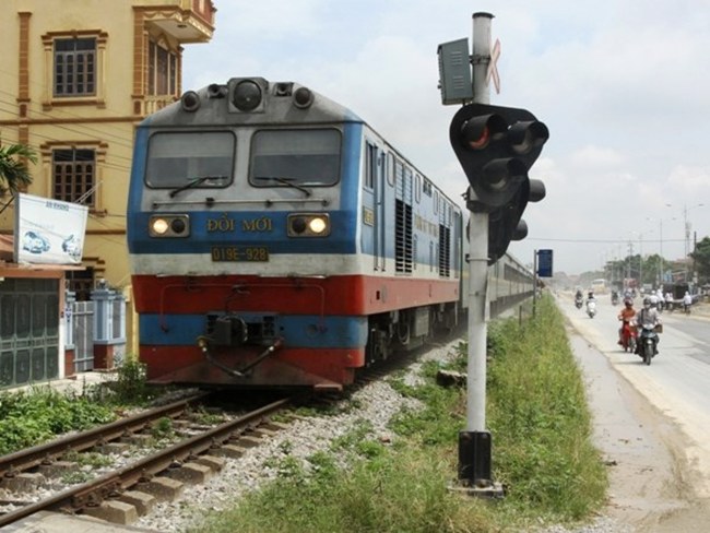 <br><FONT color=#000033>รถไฟในปัจจุบันของเวียดนามมีความเร็วสูงสุดที่ 70 กิโลเมตรต่อชั่วโมง ทำให้รถไฟเป็นทางเลือกท้ายๆ ของนักเดินทางชาวเวียดนาม.--Photo/Vietnam News Agency.</font></b>