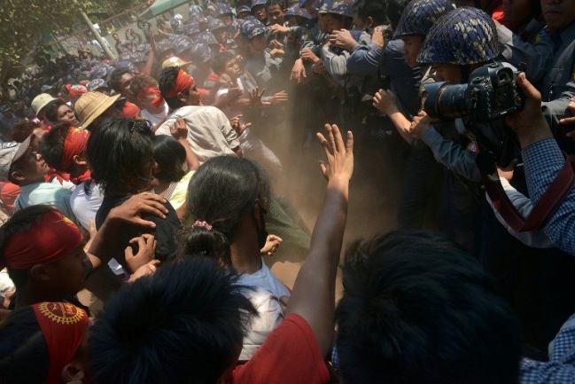 <br><FONT color=#000033>กลุ่มผู้ชุมนุมนักศึกษาพม่า (ซ้าย) ปะทะกับตำรวจปราบจลาจลระหว่างเดินขบวนในเมืองเลทปะด่อง ห่างจากนครย่างกุ้งไปทางเหนือราว 130 กิโลเมตร ในวันนี้ (10 มี.ค.) การปะทะกันทำให้มีผู้ได้รับบาดเจ็บทั้งสองฝ่าย และเจ้าหน้าที่ได้จับกุมตัวผู้ชุมนุมนับร้อยคนหลังเข้าปราบปรามสลายการชุมนุม.--Agence France-Presse/Phyo Hein Kyaw.</font></b>