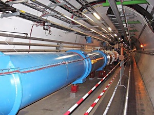อุโมงค์เครื่องเร่งอนุภาค LHC (Julian Herzog)