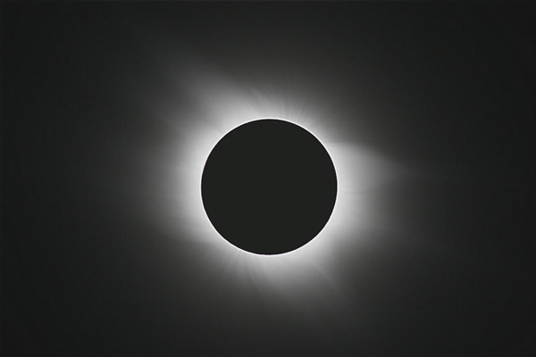 ภาพถ่ายดวงอาทิตย์ขณะเกิดปรากฏการณ์สุริยุปราคาเต็มดวง (Total Solar Eclipse) ปี พ.ศ 2549 ณ ประเทศตุรกี สามารถมองเห็นโคโรนาของดวงอาทิตย์ชัดเจน ภาพโดย: สถาบันวิจัยดาราศาสตร์แห่งชาติ (องค์การมหาชน)