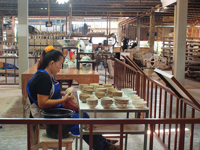 พนักงานทำการผลิตถ้วยชามให้เห็นภายในพิพิธภัณฑ์