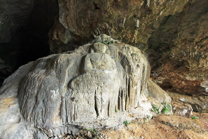 รูปสลักพระพุทธรูปใต้เพิงผาถ้ำซำ