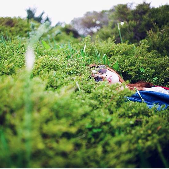 ธัชมาพรรณ จันทร์จำรัสแสง {pommechan} สาวปอมนอนเล่นชิลๆ ท่ามกลางความร่มรื่นของต้นไม้สีเขียว
