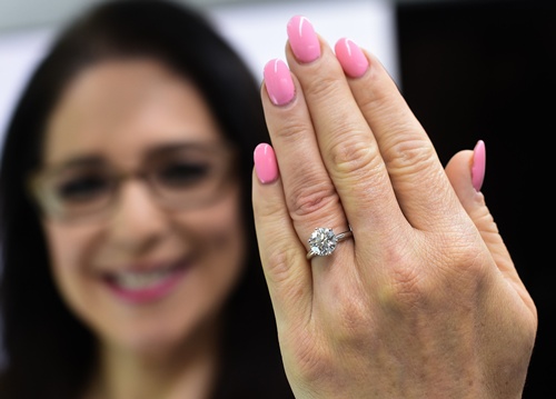 New York, New York, UNITED STATES: Pure Grown Diamonds President & CEO Lisa Bissell shows a 3.04 carat near colorless synthetic diamond, on May 7, 2015 in New York. AFP PHOTO/Timothy A. Clary