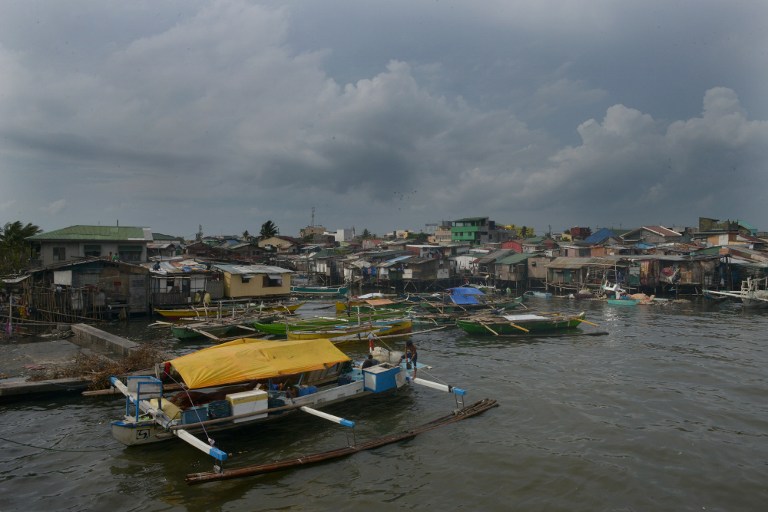 เรือประมงของชาวบ้านฟิลิปปินส์จอดอยู่ที่ปากแม่น้ำบริเวณอ่าวมะนิลา หลังมีประกาศเตือนพายุไต้ฝุ่นโนอึล วานนี้ (10 พ.ค.)