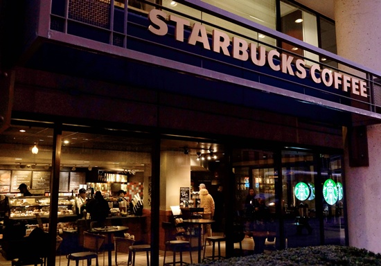 Months after ending its tradition of CD sales, coffee giant Starbucks on Monday confirmed the rapid growth of music streaming as it announced a partnership with Spotify. -- Photo: AFP