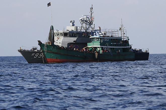 <bR><FONT color=#000033>เรือ ต.991 ของราชนาวีไทย ให้การช่วยเหลือด้านมนุษยธรรมแก่ผู้อพยพ ที่แออัดกันอยู่บนเรือไม้ลำหนึ่ง ในน่านน้ำใกล้เกาะลิเปของไทย ในภาพวันที่ 16 พ.ค.ที่ผ่านมา สำนักข่าวรอยเตอร์รายงานว่า เรือผู้อพยพลำนี้ได้ถูกลากจูงออกไป ราชนาวีมาเลเซียและกองทัพเรืออินโดนีเซียก็ปฏิบัติเช่นเดียวกัน ถึงแม้องค์การสหประชาชาติระจะเรียกร้องมิให้ผลักไสผู้อพยพผิดกฎหมายเหล่านี้ออกสู่ทะเลก็ตาม. -- Reuters/Olivia Harris. </b> 