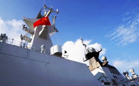 เรือฟริเกตเจียงไค ที่ 2 (Jiangkai II frigate) ของกองทัพเรือจีนจอดเทียบท่าในสิงคโปร์ เพื่อโชว์ในงานนิทรรศการทางทะเลอิมเด็กซ์ เอเชีย – รอยเตอร์ 