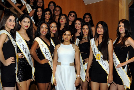 MUMBAI, INDIA: Indian Princess Vice President Varsha Rane (C) poses for a photograph alongside models during a promotional event for the forthcoming Indian Princess and Indian Princess International 2015 finale in Mumbai on late May 14, 2015. AFP PHOTO/STR