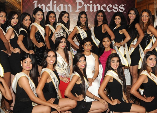MUMBAI, INDIA: Indian Princess International 2014 winner Nadeen Makhanlal (C-R), Indian Princess 2014 winner Chandani Sharma (C-L) and Indian Princess Vice President Varsha Rane (C) pose for a photograph during a promotional event for the forthcoming Indian Princess and Indian Princess International 2015 finale in Mumbai on late May 14, 2015. AFP PHOTO/STR