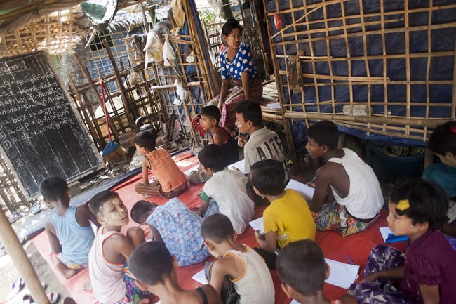 <br><FONT color=#000033>เด็กชาวมุสลิมโรฮิงญาเรียนวิชาภาษาอังกฤษใกล้ค่ายผู้ลี้ภัยนอกเมืองสิตตเว ในรัฐยะไข่ ของพม่า เมื่อวันที่ 22 พ.ค. การออกกฎหมายประชากรฉบับใหม่ของทางการพม่าสร้างความวิตกให้กับกลุ่มสิทธิมนุษยชนที่ระบุว่ากฎหมายนี้มีเป้าหมายอยู่ที่ชาวโรฮิงญาในรัฐยะไข่ ที่คาดว่าจะเป็นการควบคุมอัตราการเกิดในคนกลุ่มนี้.--Agence France-Presse/Ye Aung Thu.</font></b>