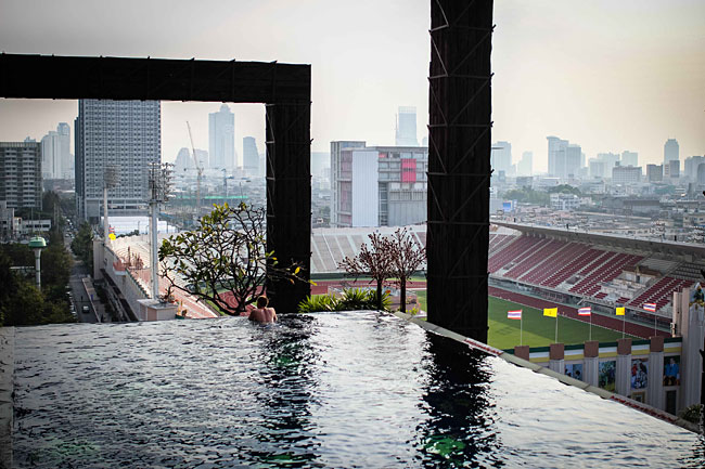 สระว่ายน้ำมองเห็นวิวกรุงเทพฯ และสนามกีฬาแห่งชาติ