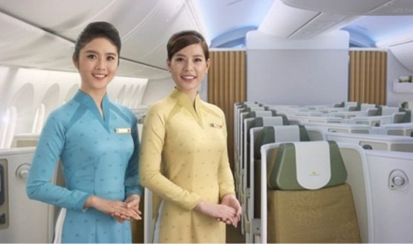 <br><FONT color=#000033>สายการบินเวียดนามเปิดตัวชุดนักบินและชุดพนักงานต้อนรับบนเครื่องบินแบบใหม่ไปเมื่อเดือนมี.ค.ที่ผ่านมา.--Photo/Tuoitrenews.vn.</font></b>