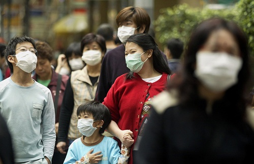 HONG KONG, CHINA: (FILES) This file photo taken on April 5, 2003 shows residents wearing masks in the Wanchai district of Hong Kong to protect against an outbreak of Severe Acute Respiratory Syndrome (SARS). AFP PHOTO/Files/Peter Parks