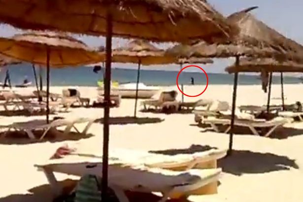 ภาพเผยให้เห็นมือปืนจากระยะไกล ระหว่างก่อเหตุกราดยิงนักท่องเที่ยวบริเวณชายหาดของโรงแรมอิมพีเรียล มาร์ฮาบา ในตูนิเซีย