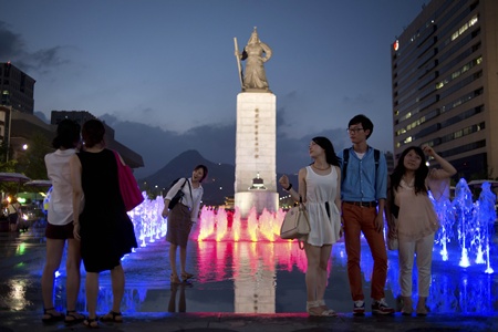 South Korea on Wednesday said it would waive visa fees for visitors from China and Southeast Asia as it struggles to recover from the MERS outbreak which has seen tourist numbers plummet. -- Photo: AFP