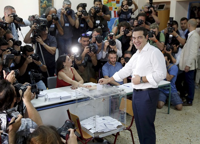 <i><b>นายกรัฐมนตรี อเล็กซิส ซีปราส ของกรีซ ไปใช้สิทธิออกเสียงลงประชามติที่หน่วยลงคะแนนแห่งหนึ่งในกรุงเอเธนส์วันอาทิตย์ (5 ก.ค.) รัฐบาลที่นำโดยฝ่ายซ้ายจัดของเขา รณรงค์เรียกร้องให้ประชาชนออกเสียง “ไม่ยอมรับ” มาตรฐานเข้มงวดทางเศรษฐกิจแลกกับการได้เงินช่วยเหลือจากเจ้าหนี้ระหว่างประเทศ ถึงแม้จะถูกบรรดาเจ้าหนี้เตือนว่า หากเสียง “ไม่ยอมรับ” เป็นฝ่ายชนะในการลงประชามติคราวนี้ ก็อาจหมายถึงการที่กรีซจะต้องออกจากยูโรโซน</i></b>