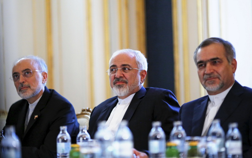โมฮัมหมัด จาวัด ซารีฟ รัฐมนตรีต่างประเทศอิหร่าน( กลาง), อาลี อักบาร์ ซาเลฮี ผู้อำนวยการองค์การพลังงานปรมาณูแห่งอิหร่าน (ซ้าย) และ ฮอสเซ็น เฟเรดูน น้องชายและผู้ช่วยคนสนิทของประธานาธิบดี ฮัสซัน รอฮานี แห่งอิหร่าน