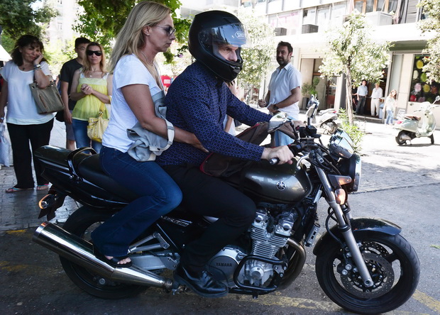 ยานิส วารูฟากิส รัฐมนตรีคลังกรีซ ขับรถจักรยานยนต์ออกไปจากกระทรวงการคลัง โดยมีแฟนสาวซ้อนท้าย หลังยื่นใบลาออกจากตำแหน่งรัฐมนตรีประจำกระทรวงเรียบร้อยแล้ว 